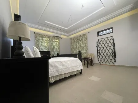 Perfect Vacation Home with hot tub, 24/7 security, WiFi, Swimming Pool, etc..