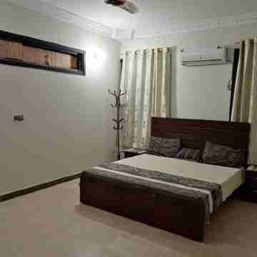 Spacious 3-bedroom apartment with WiFi, AC in charming Karachi Rooms