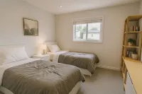 Spacious 4BR • Big Yard • Family, Business & Relocation-Friendly Hotels in Pickering