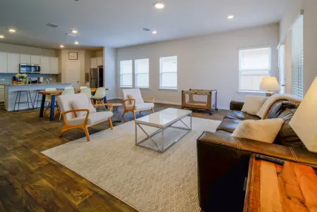 Comfortable Midterm 4BR in Manor Near Tesla & Samsung Furnished + Flexible Stays Отели в г. Манор