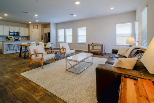 Comfortable Midterm 4BR in Manor Near Tesla & Samsung Furnished + Flexible Stays Hotels in Manor