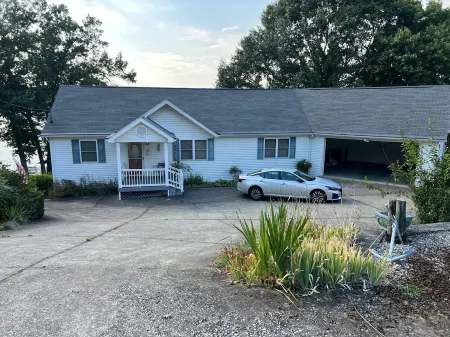 Lake House Getaway! 4-bedroom house on Boone Lake near JC with AC, WiFi, Dock
