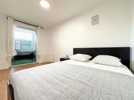 Cosy apartment with loggia and private parking Отели рядом с достопримечательностью «Groupe AFNOR»