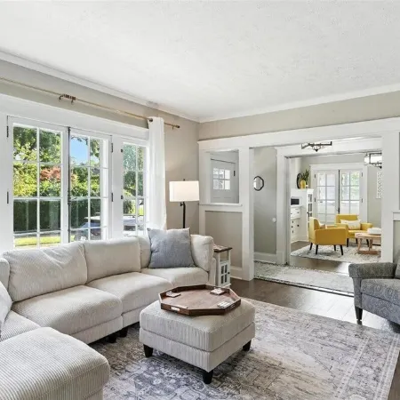 Your Summer HQ! Sleeps 11, Why Stay in 4 Rooms? Get the House! Pet-Friendly!