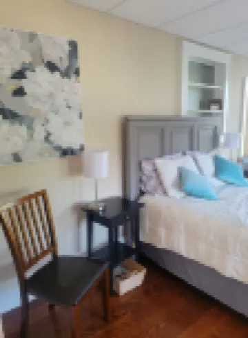 Two bedroom apartment in charming Hendersonville, walk to Main Street.