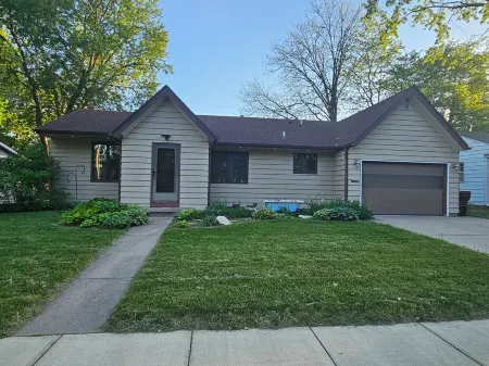 4- bed 3-bath w/private HOT TUB