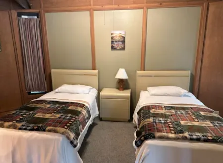 Eagle River Oak Tree House - Charming 2-bedroom house - Sleeps 6