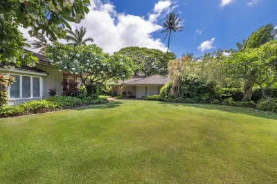 Kahala Estate • Pool • Cottage • Steps to Beach Hotels in Kahala