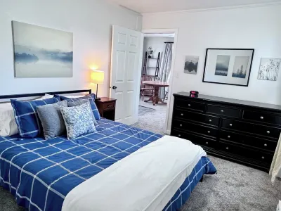 Pets, 30+days, Queen, ground lvl near ATSU, TSU, NRMC Отели рядом с достопримечательностью «Государственный университет Труман»