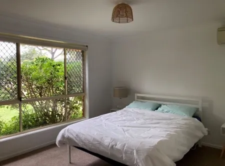 Renovated Coastal Style: 4 bedroom house near beach and park Отели в г. Юг Запад Рокс