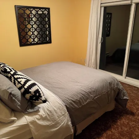 Cozy 2-bedroom apartment with WiFi, AC in amazing Penticton