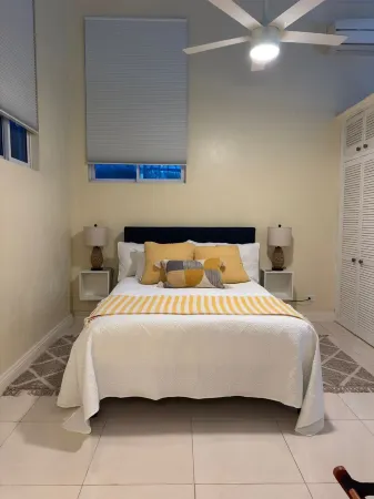 Charming cottage with WiFi and AC in beautiful Reading with pool and Ocean view.