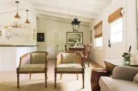 Amazing 3-bedroom cottage. 5 Min-walk to beach. Beach side of Oak Island Drive