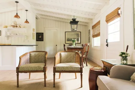 Amazing 3-bedroom cottage. 5 Min-walk to beach. Beach side of Oak Island Drive