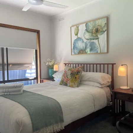 Poppies@Clunes Centrally located 80s-style home Cosy, comfortable & relaxing !