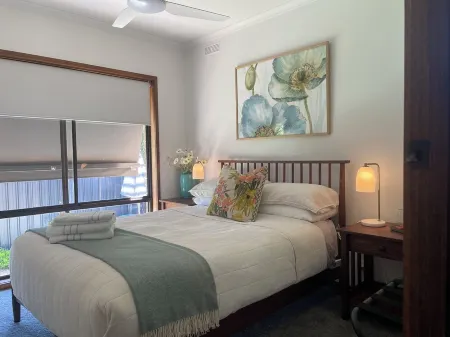 Poppies@Clunes Centrally located 80s-style home Cosy, comfortable & relaxing !