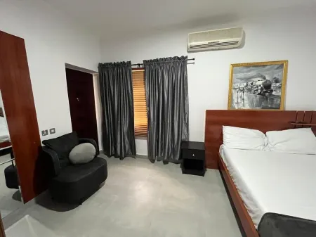 VERDE, Chic 2-bedroom apartment with Wi-Fi and AC in delightful Wuse 2 Abuja