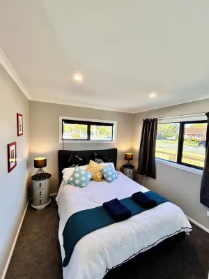 Escape on Esplanade: (Cozy 2-Bedroom Home near Park & Pool. 住宿飯店