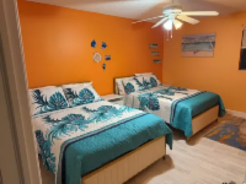 Charming Ocean Front 3-bedroom and 4 Bath  with WiFi and AC in Hernando Beach
