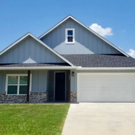 Modern Lufkin Retreat: High-End 3 Bedroom Home