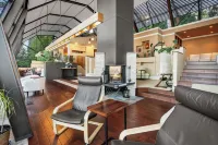 Lake front Glass house with Private Dock/Lake access/Kayak/Paddle board