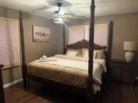 Welcoming 2-bedroom house with HVAC in  Clarendon with large lot and court yard Hotels in Clarendon