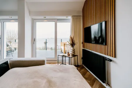 Lake House 10, Luxury 4 person Apartment with Lake View. Free parking