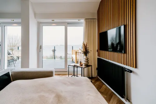 Lake House 10, Luxury 4 person Apartment with Lake View. Free parking