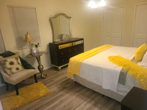 5 minutes to New Orleans a Reno 2bedroom /1 & half bathroom apartment  in Harvey