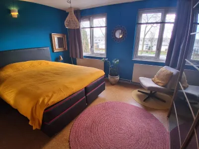 Comfortable home close to train station and Amsterdam فنادق في 