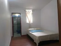 La casa está ubicada cerca al centro, parqueadero gratis para vehículo mediano.