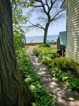 Waterfront cottage on the shores of Lake Erie. Beautiful lake front views! Hotel a Evans