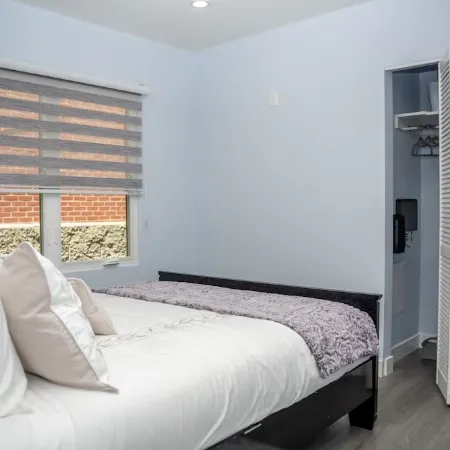Charming 1 bedroom 1 bathroom guest house with AC, WiFi in brilliant Glendale