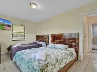 Charming 2-bedroom house in brilliant Miami with WiFi, AC that fits 8 people Hotels in Golden Glades