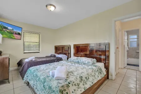 Charming 2-bedroom house in brilliant Miami with WiFi, AC that fits 8 people Отели рядом с достопримечательностью «Beijing Mart»