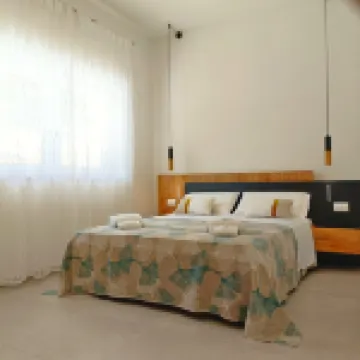 Apartment with garden and sea-view terrace from which to admire magical sunrises. 卡斯特羅酒店