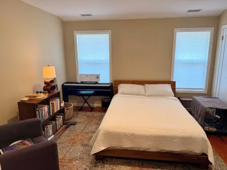 Suite44 - Large Sunny 1-BR Suite w/ Backyard+Patio