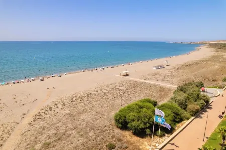 Apartment in VillaBellaVista Almerimar by the sea (garden ideal for pets) Отели в г. Альмеримар