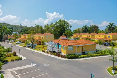 Paradise Palms 2BR Gated Community w Pool/Gym near Airport on Hip Strip 博士洞穴海灘附近的飯店