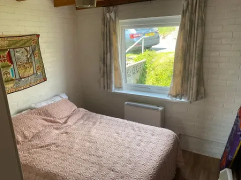 Cosy chalet with breathtaking sea views of the bay. Pet friendly.