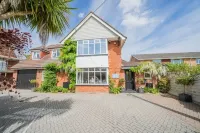 A spacious, luxury holiday home on the edge of the New Forest and the beach. Các khách sạn ở New Milton