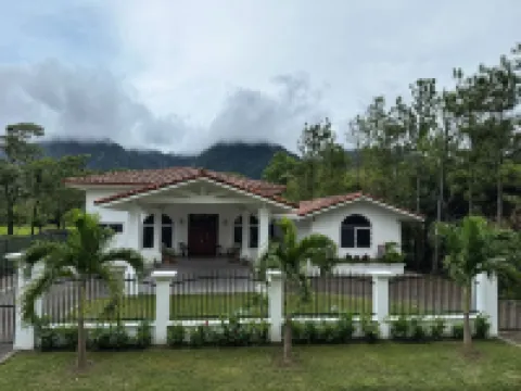 Spacious mountain villa with 5 bedrooms and brand new AC 埃爾巴耶酒店