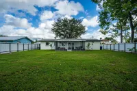 Newly renovated 3BR/2BA home with modern finishes, fast WiFi, central A/C, Hotels in Fort Myers Shores