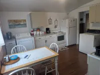 Near the park! 3-bedroom house with wifi and AC