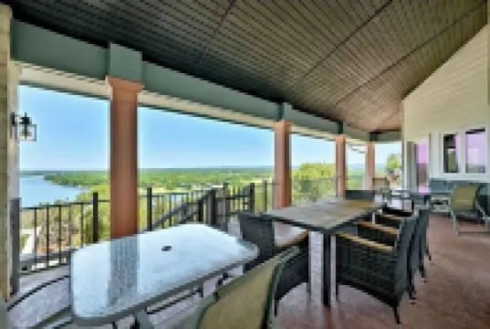 Panoramic View of Lake Marble Falls- 4BRM 10 Acres 1 King and 3 Queen Beds