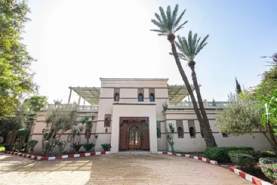 Charming Villa with Pool & Garden – Perfect for Relaxing Getaways 2