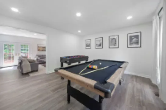 Modern and Spacious 4-Bedroom House Close to DC and National Harbor Hotels in Fort Washington