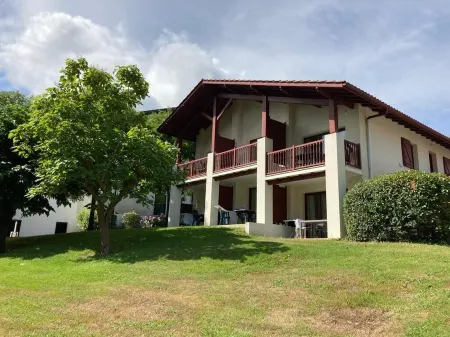 Seaside apartment, park, heated swimming pool, tennis court