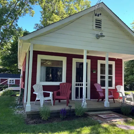 The Little Red Cottage - A cozy home steps away from private beach & wine trail. Отели в г. Риверхед
