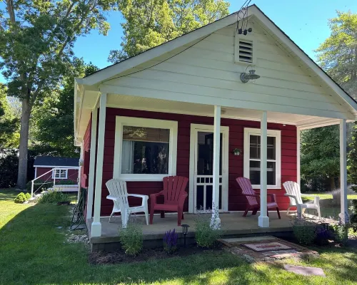 The Little Red Cottage - A cozy home steps away from private beach & wine trail. Hotels in Riverhead